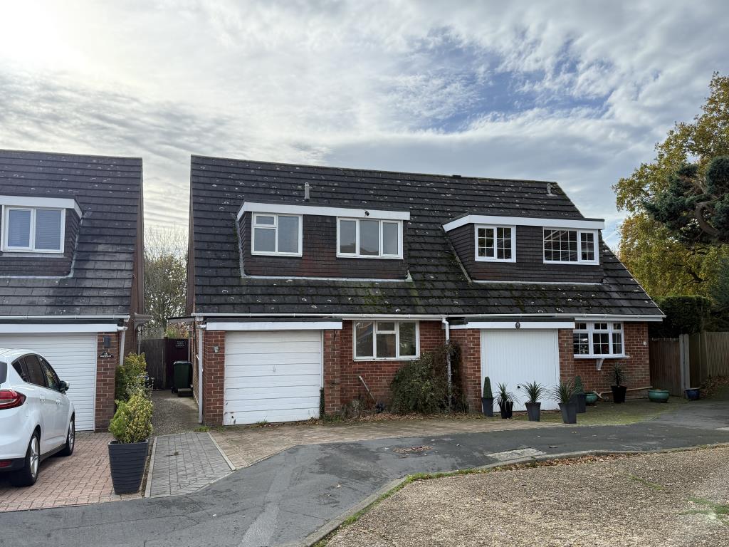 Lot: 73 - THREE-BEDROOM SEMI-DETACHED HOUSE WITH GARAGE IN NEED OF IMPROVEMENT - Semi-detached house with garage and driveway